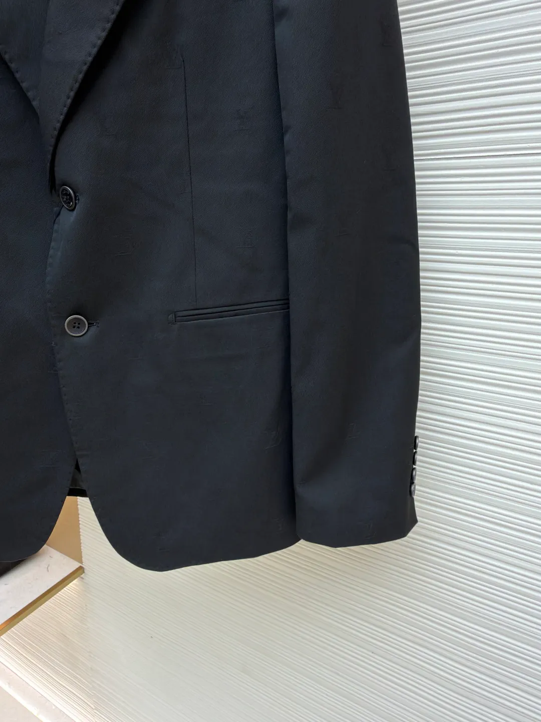 LOUIS VUITTON full-width jacquard suit ●Original version: Purchased and developed for 34500 ●Item number: 1680847-C85 ●Material: soft wool satin fabric ●Technology: jacquard production ●Version: fitted version ●Weight: about 735 grams ●Size: 50-52-54-56 ●Description: Customized soft wool satin, as smooth as silk, full of drape, with a deep black charm Deep and mysterious, the full-width LV Blason jacquard slowly unfolds on the wool, which seems to inject soul into this jacket. It is decorated with LV logo embroidery, revealing a noble style inadvertently. The smooth peaked collar line is neat, invisibly stretching the shoulder outline, giving the wearer a strong aura, and exuding charming charm in the interlacing of the pieces. Jacquard technology controls the interweaving of warp and weft threads by weaving LV Bladon textile technology on the surface of the fabric, and precisely controls the interweaving density and tension of the yarn to make it more three-dimensional. Adopt imported machine embroidery technology, use advanced computer control system and precision mechanical components to achieve LV logo embroidery work with high precision and smooth and delicate lines. Template machine bag opening The preset template guides the position, shape and size of the bag opening. The accuracy ensures the quality of the bag opening effect. Ergonomic three-dimensional tailoring returns to traditional craftsmanship through segmentation, folding, shrinking, and stretching techniques. The so-called slow work produces fine work, which is the respect for the material and the pursuit of feel. The workmanship is complex and tedious, and the aging rate is slow. The overall wiring is straight and delicate, the fabric is comfortable and soft, and the color is consistent without color difference. It can be matched with the same style to create a fashionable look and control various occasions. Customized accessories, complete with three standards, same style for men and women!